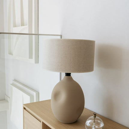 Handgemaakte aardewerken tafellamp Liz zand met linnen kap