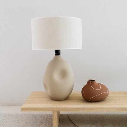 Handgemaakte aardewerken tafellamp Liz zand met linnen kap