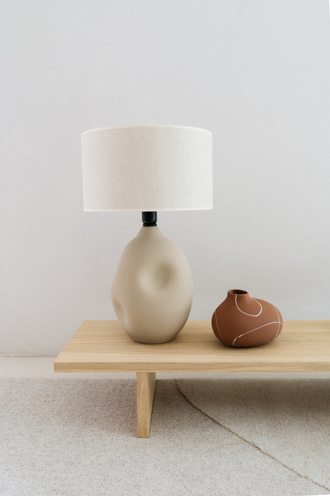 Handgemaakte aardewerken tafellamp Liz zand met linnen kap
