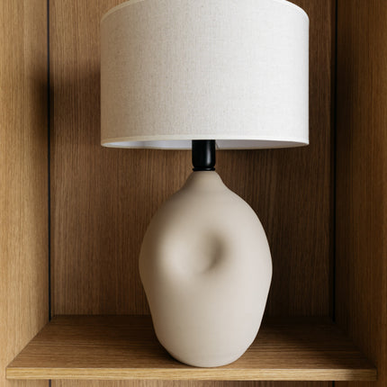 Handgemaakte aardewerken tafellamp Liz zand met linnen kap