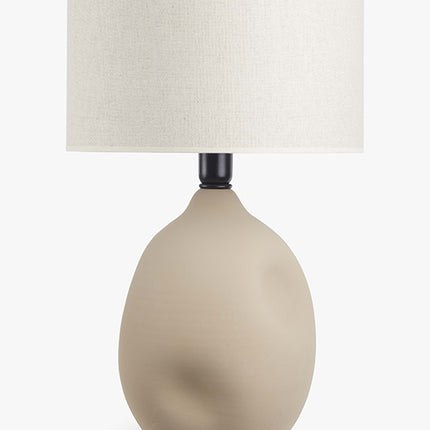 Handgemaakte aardewerken tafellamp Liz zand met linnen kap