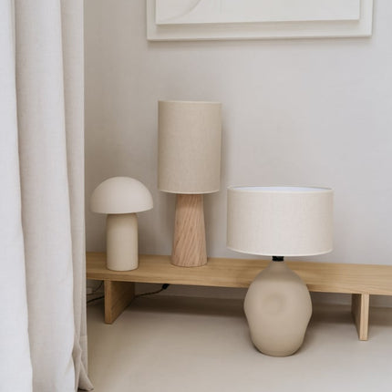 Handgemaakte aardewerken tafellamp Liz zand met linnen kap