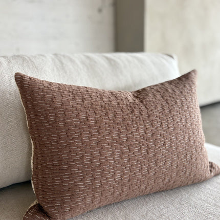 Tweekleurige zachte gequilte sierkussenhoes Olivia 60x40 cm bruin-ecru