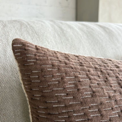 Tweekleurige zachte gequilte sierkussenhoes Olivia 60x40 cm bruin-ecru