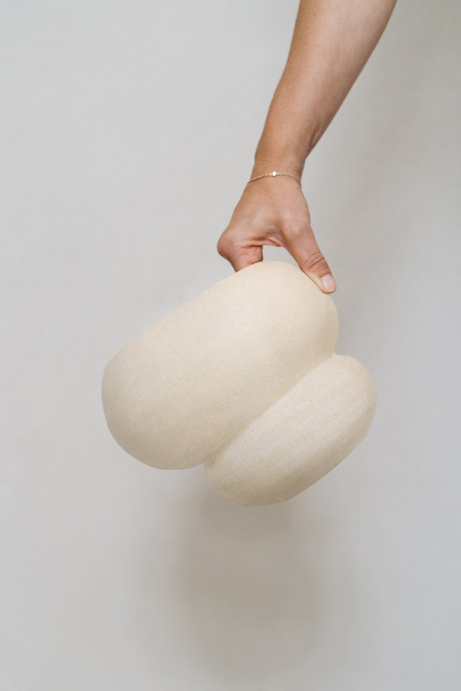 Handgemaakte aardewerken vaas Leya mat ecru 25 x 20 cm