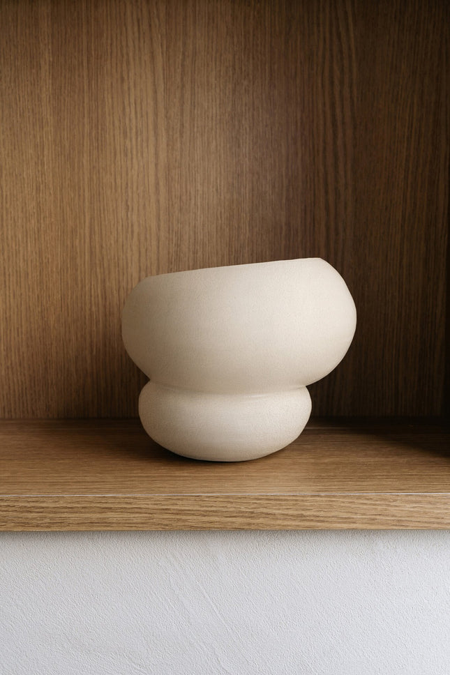 Handgemaakte aardewerken vaas Leya mat ecru 25 x 20 cm