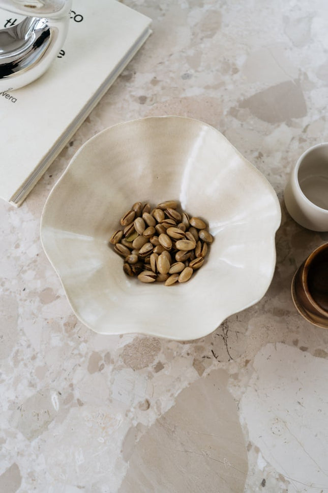 Handgemaakte aardewerken schaal Kate 25 x 8 cm ecru