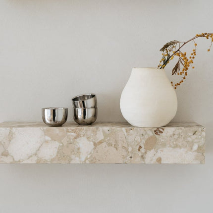 Handgemaakte aardewerken vaas Cleo mat ecru 16 x 17 cm