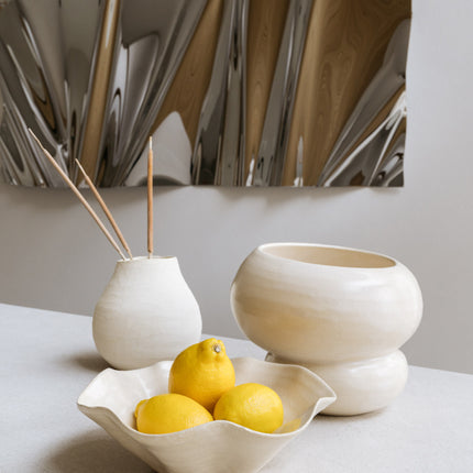 Handgemaakte aardewerken vaas Cleo mat ecru 16 x 17 cm