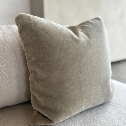Luxe mohair sierkussenhoes Amy saliegroen 50x50 cm