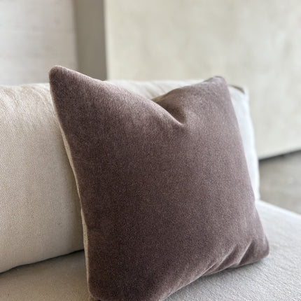 Luxe mohair sierkussenhoes Amy aubergine 50x50 cm