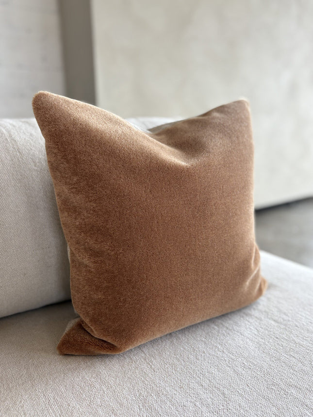 Luxe mohair sierkussenhoes Amy karamel 50x50 cm