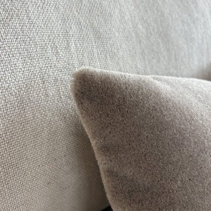 Luxe mohair sierkussenhoes Amy taupe 50x50 cm