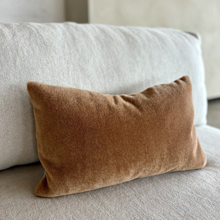 Luxe mohair sierkussenhoes Amy caramel 50x30 cm