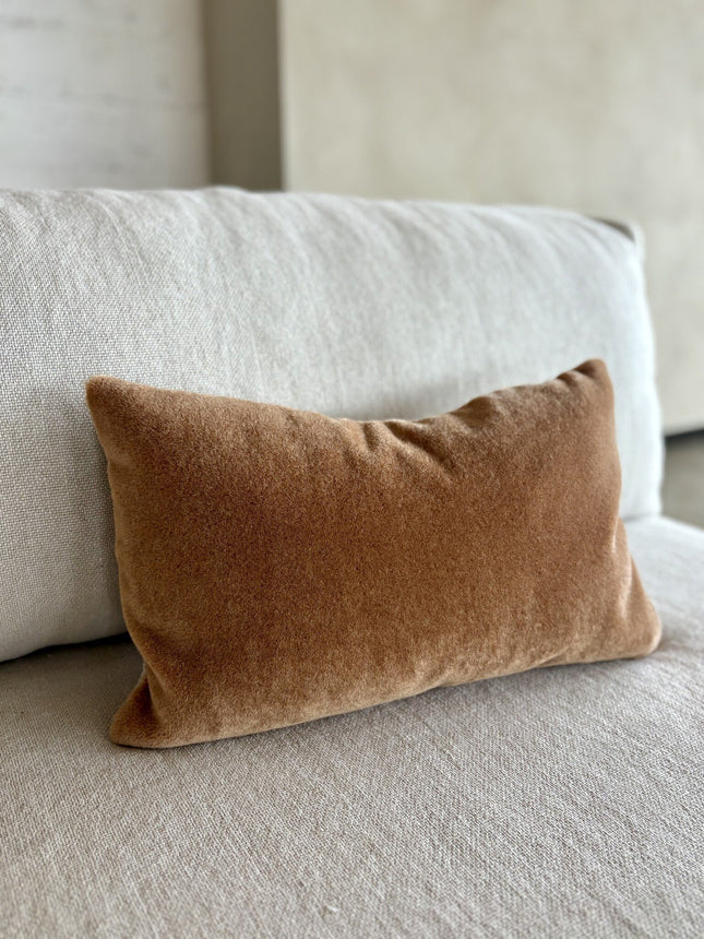 Luxe mohair sierkussenhoes Amy caramel 50x30 cm