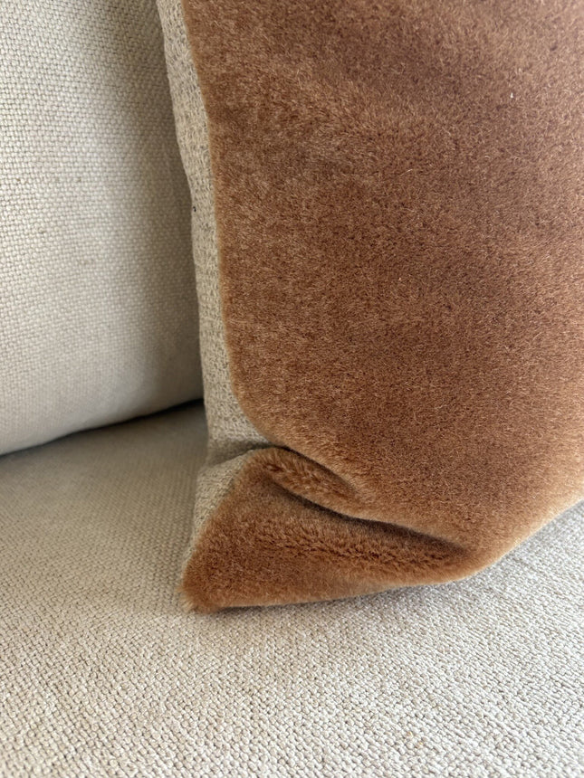 Luxe mohair sierkussenhoes Amy caramel 50x30 cm
