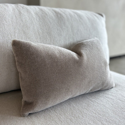 Luxe mohair sierkussenhoes Amy taupe 50x30 cm