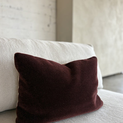 Luxe mohair sierkussen Amy merlot 50x30 cm