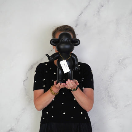 Ornament - Hang loose Aap Beeld  'The Legend' - Polyresin - Zwart - 20,5x13,5x35cm