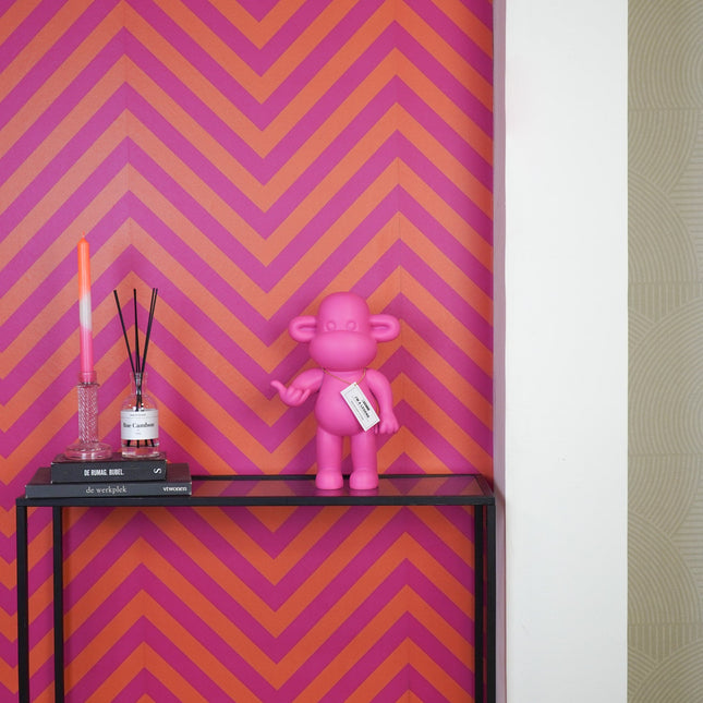 Ornament - Hang loose Aap Beeld 'The Legend' - Polyresin - Roze - 20,5x13,5x35cm