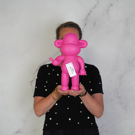 Ornament - Hang loose Aap Beeld 'The Legend' - Polyresin - Roze - 20,5x13,5x35cm