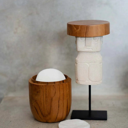 De Sumba-man op sokkel