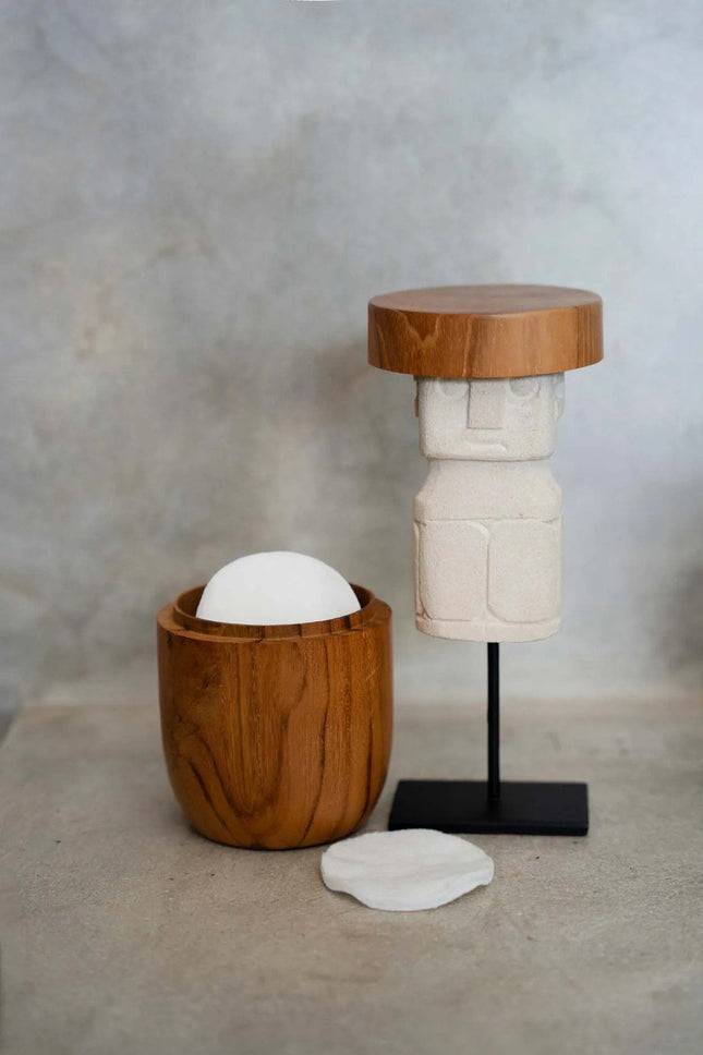 De Sumba-man op sokkel