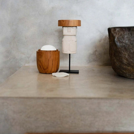 De Sumba-man op sokkel