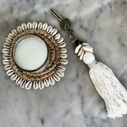 Sleutelhanger met cowrieschelp en kwast - wit