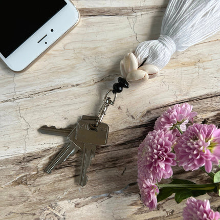 Sleutelhanger met cowrieschelp en kwast - wit