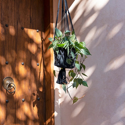 De macramé plantenhouder - zwart - L