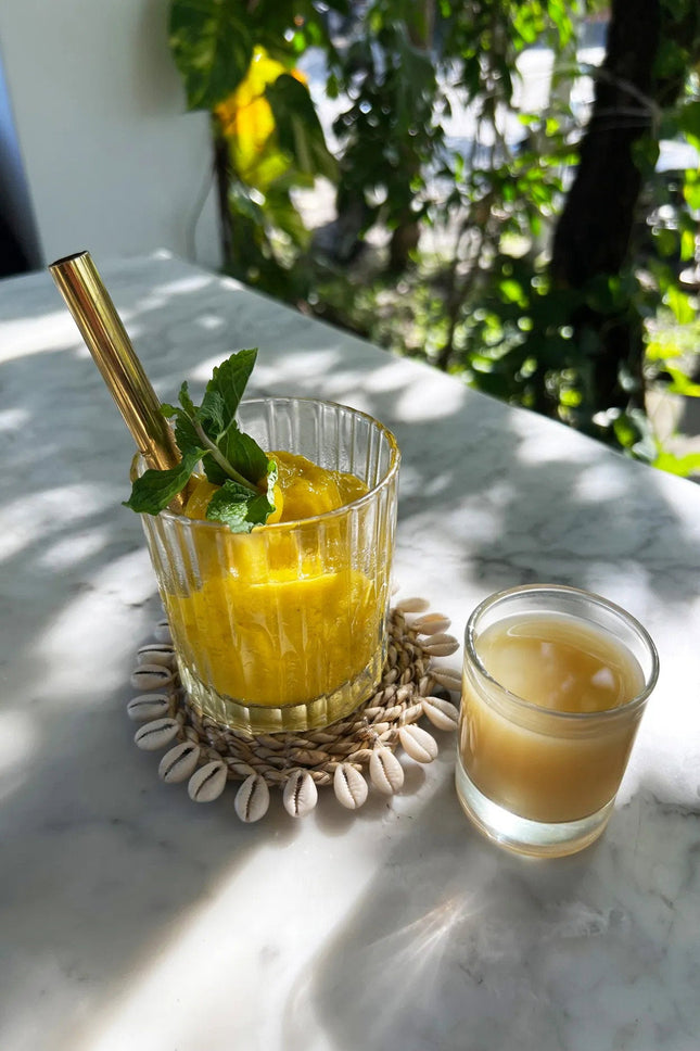 De onderzetter van zeegras en schelpen - naturel