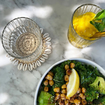 De onderzetter van zeegras en schelpen - naturel