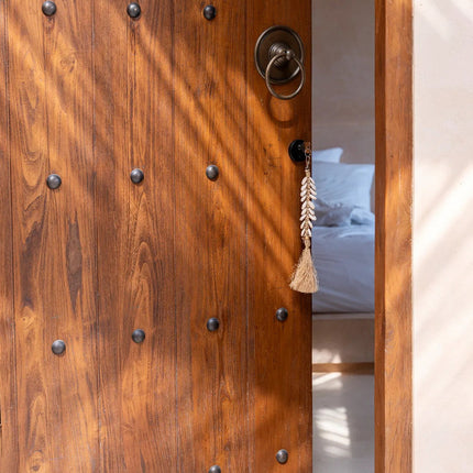 De raffia visgraatsleutelhanger - naturel wit