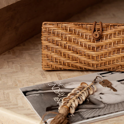 De raffia visgraatsleutelhanger - naturel wit