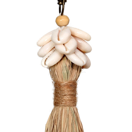 De raffia-sleutelhanger met kaurischelp