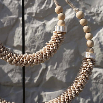 De dubbele schelpenketting op standaard - naturel