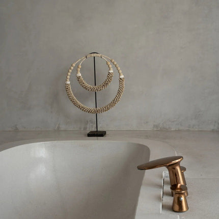 De dubbele schelpenketting op standaard - naturel