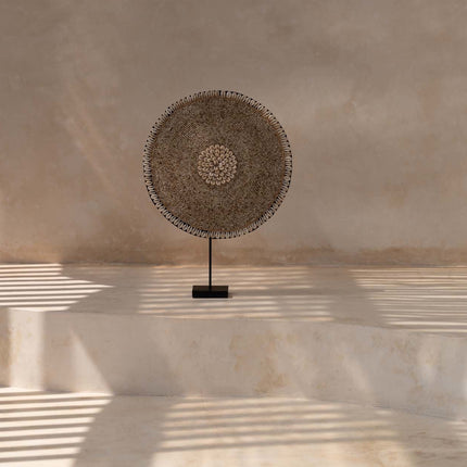 De schelp Guadeloupe op standaard - natuurwit