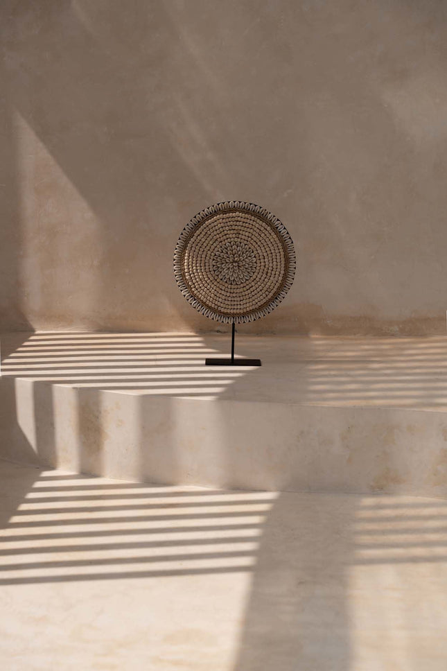 De Shell Martinique op standaard - natuurwit