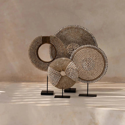 De Shell Martinique op standaard - natuurwit