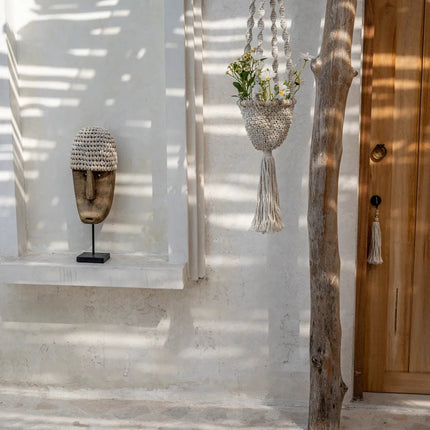 Het cowrie-masker op standaard - groot