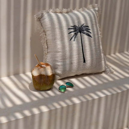 De Gili Palm kussenhoes - natuurlijk zwart
