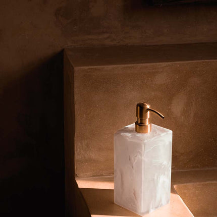 De zeepdispenser van hars - roze-wit
