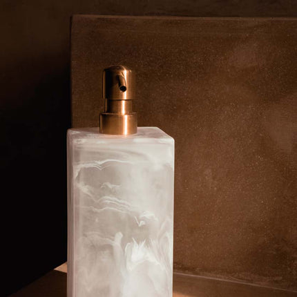 De zeepdispenser van hars - roze-wit