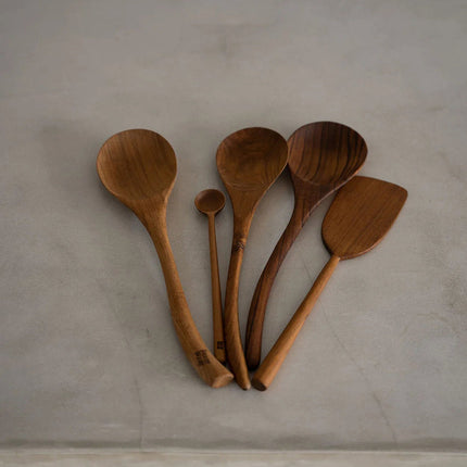 De teakwortel doseerlepel