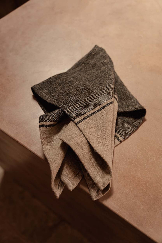 The Linen Dash Keukendoek - Natuurlijk Zwart - 50x70